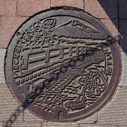 大月市マンホール.jpg