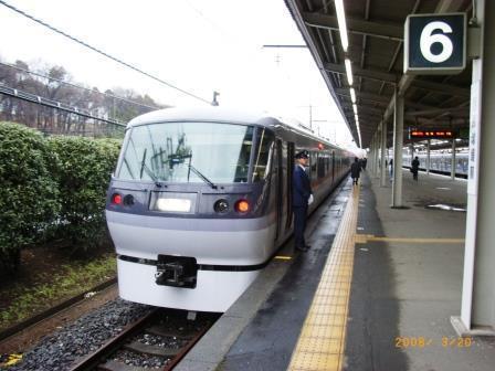 レッドアロー@西武球場前駅.jpg