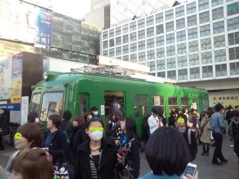 渋谷駅緑電車02.jpg