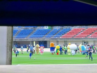 試合前のゆるキャラinピッチ (1).jpg