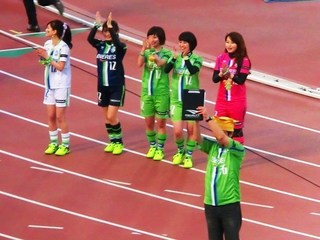 試合終了後のピッチ (38).jpg