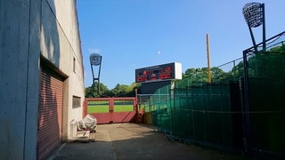 隣の野球場では高校野球.jpg