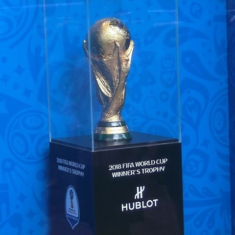 W杯優勝トロフィー.jpg